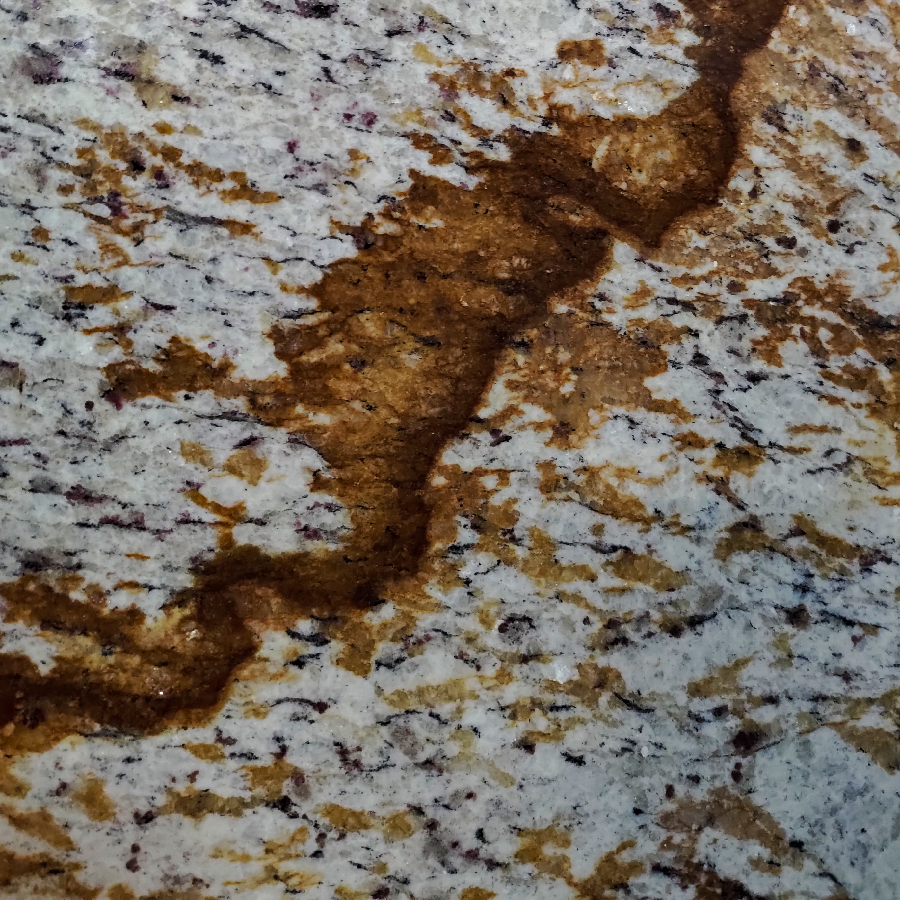 Biały granit z miedzianą żyłką Blanco Oxido