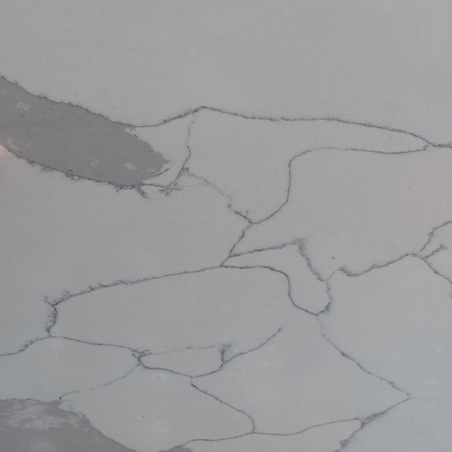 Biały konglomerat kwarcowy z szarą żyłą Calacatta Laza