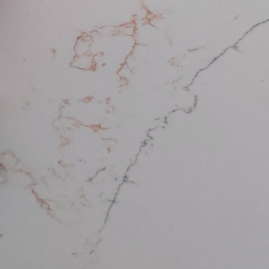 Biały konglomerat kwarcowy ze złotą i szarą żyłką De Beers
