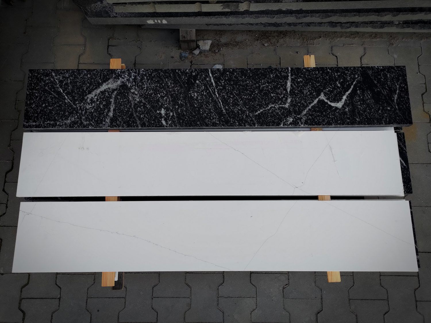 Parapety z konglomeratu kwarcowego