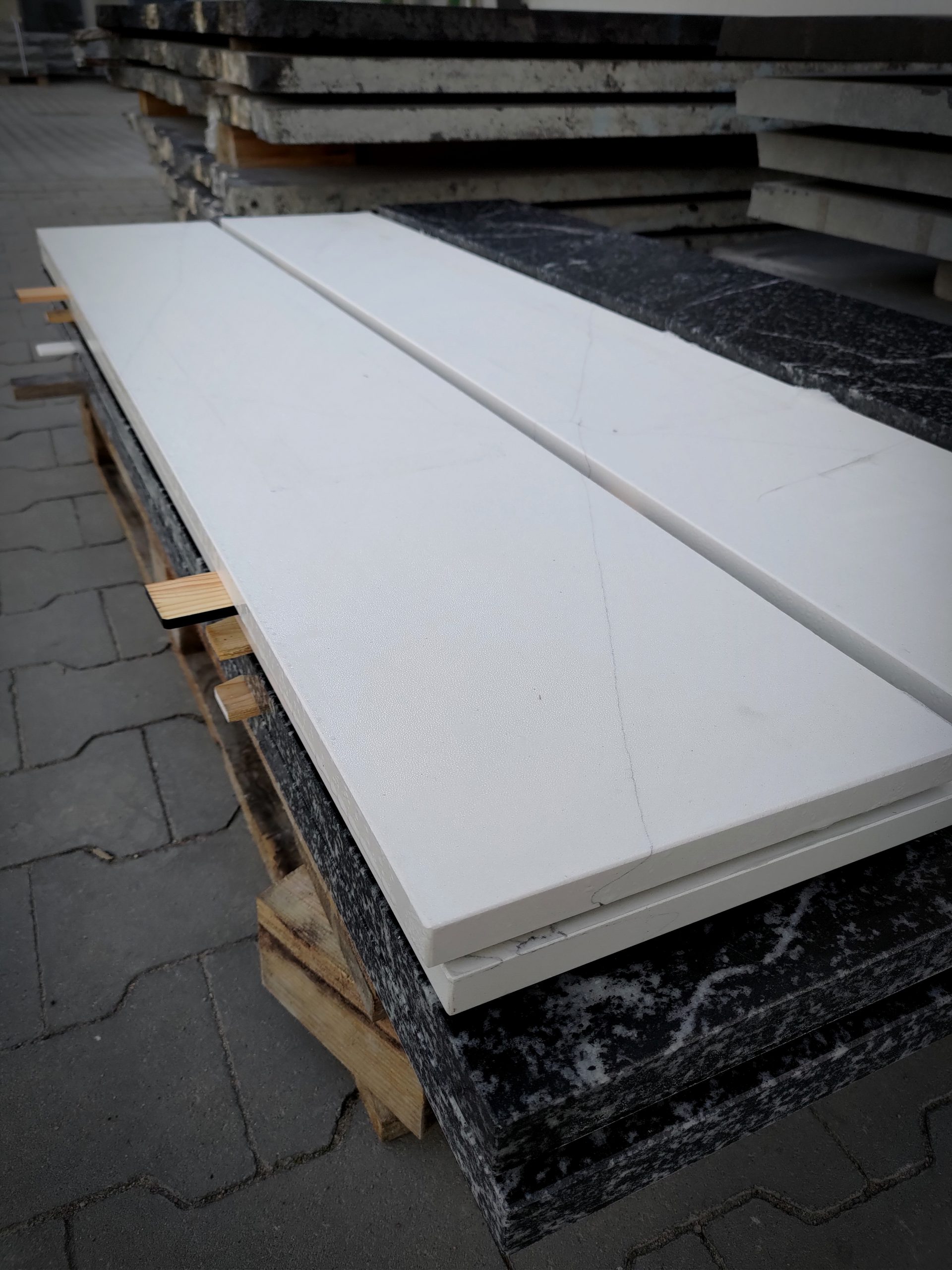 Białe i czarne parapety granitowe oraz z konglomeratu kwarcowego