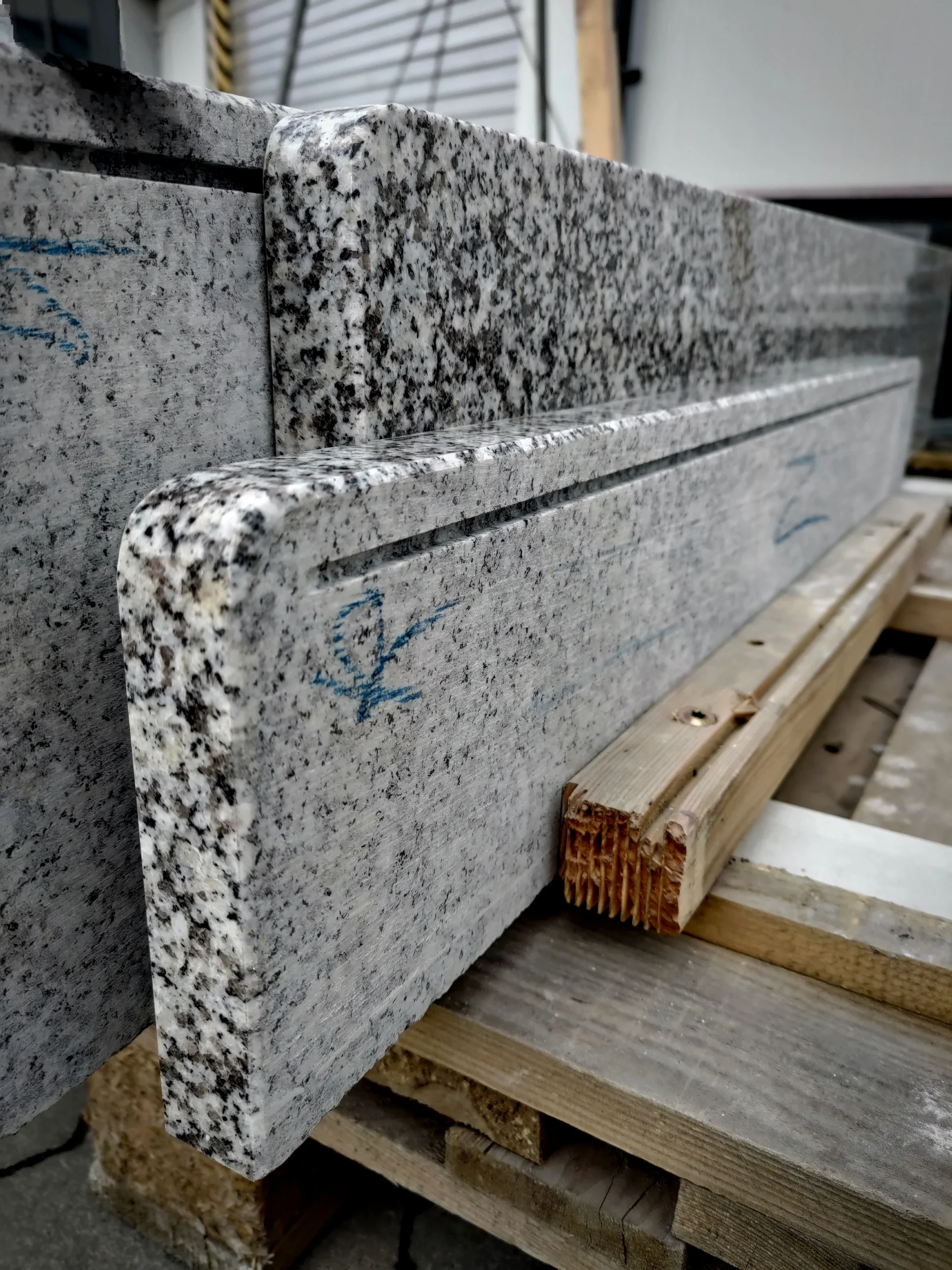 Parapety granitowe zewnętrzne blanco pearl