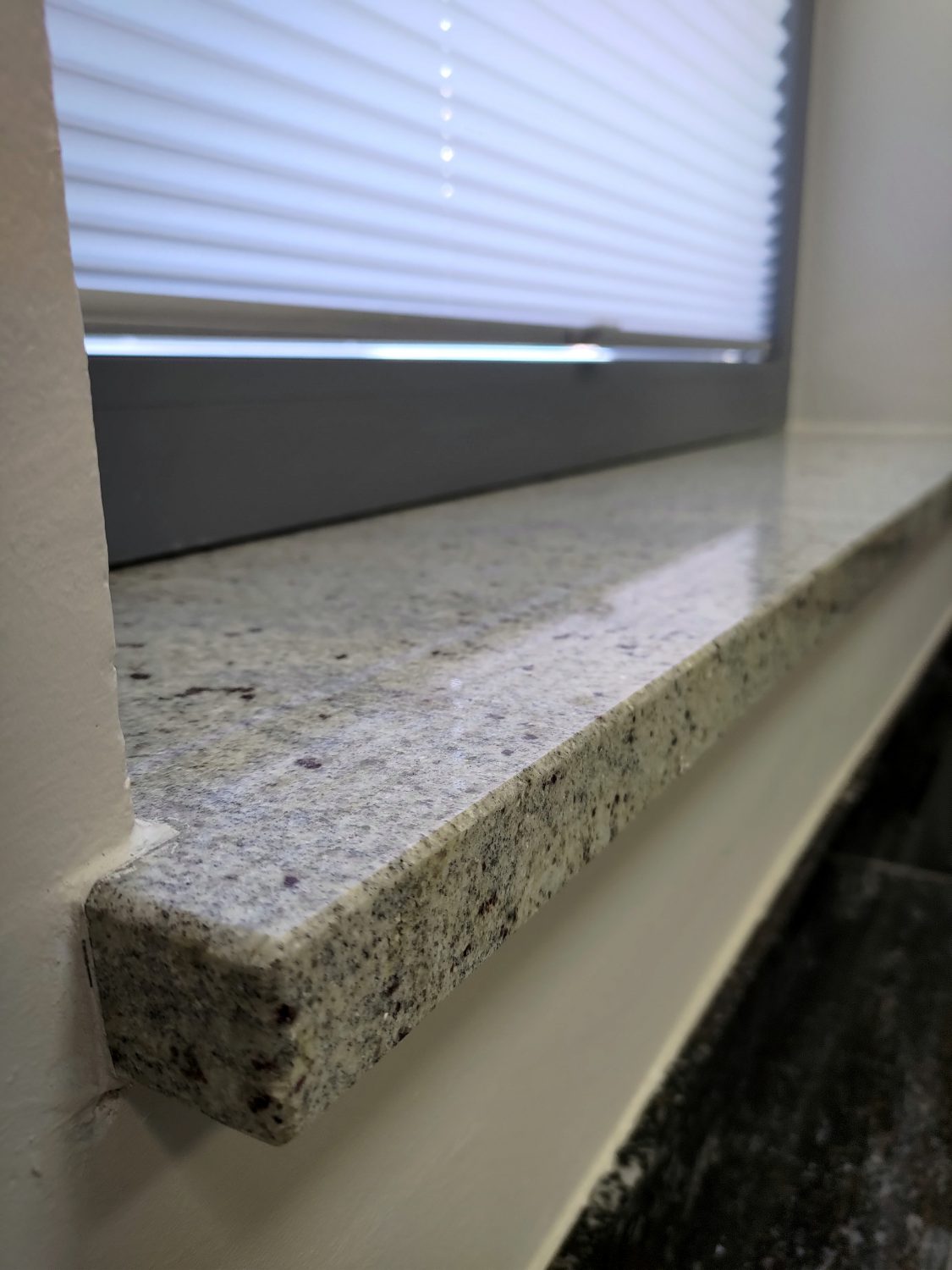 Szary parapet granitowy wewnętrzny Kashmir White