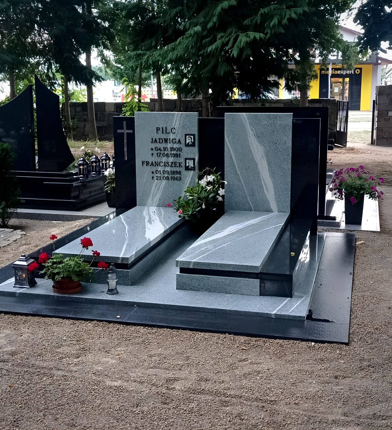 Nagrobek szaro-biały z czarnym granitem