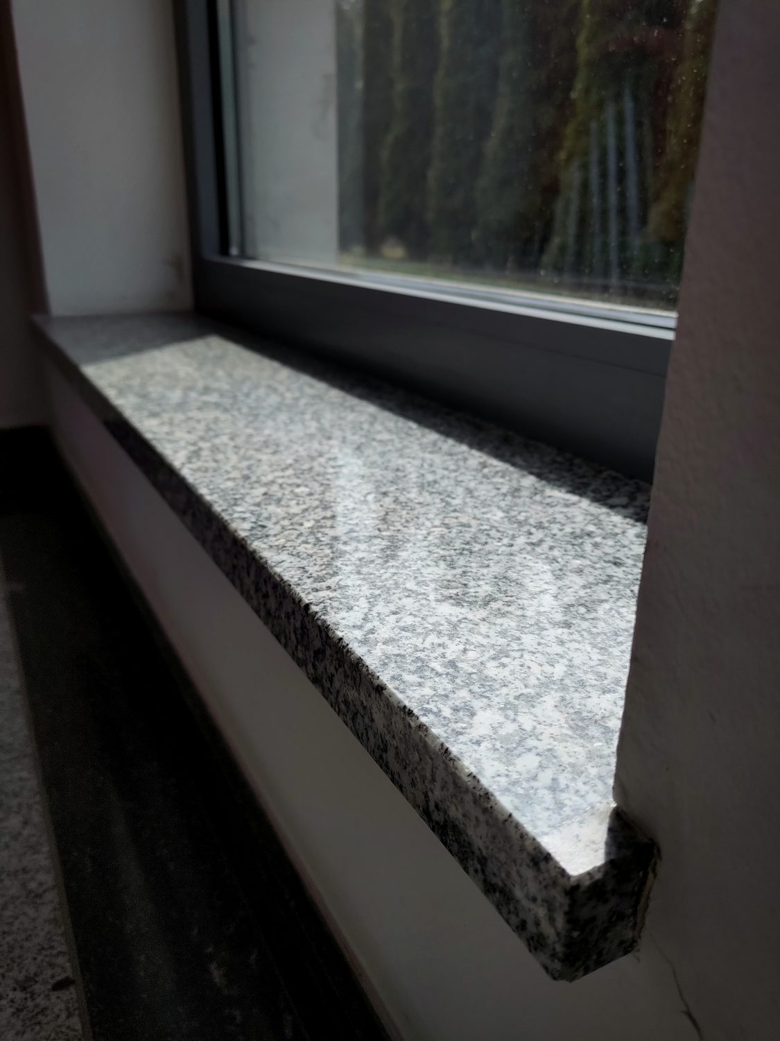 Szary parapet granitowy wewnętrzny blanco pearl