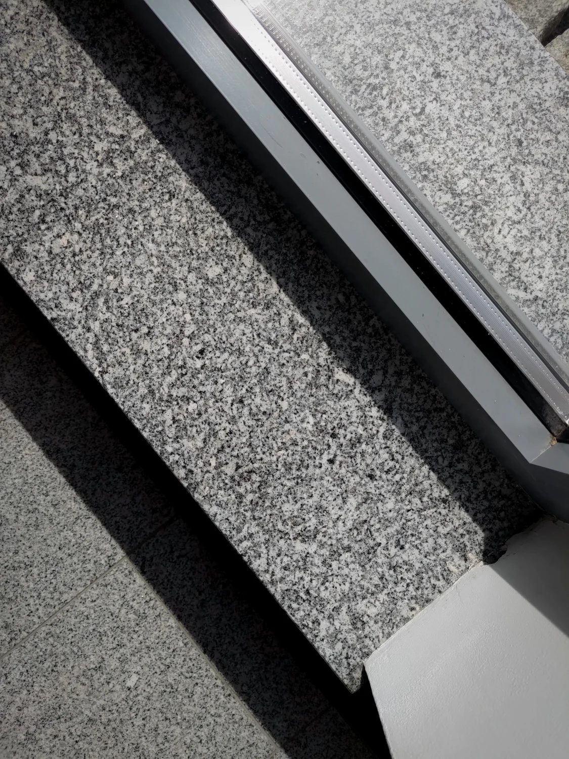Parapety granitowe wewnętrzne blanco pearl