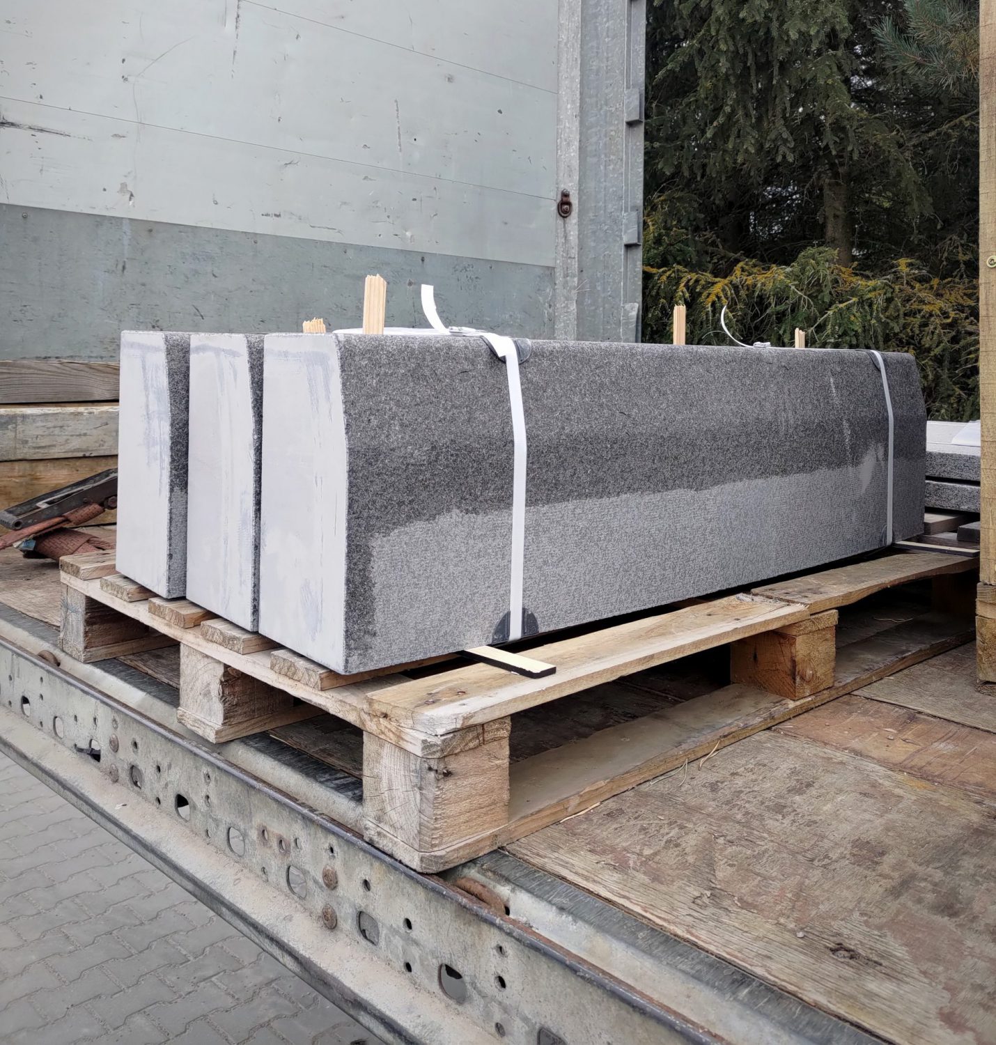 Szare krawężniki granitowe płomieniowane Bohus Grey