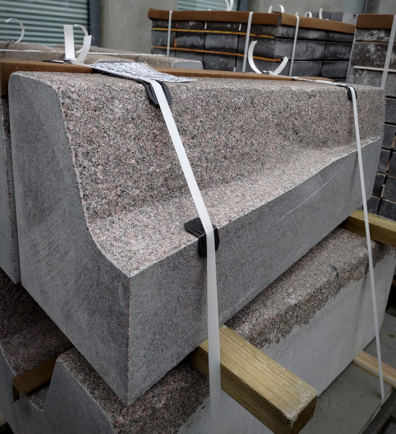 Czerwone krawężniki granitowe płomieniowane Bohus Red