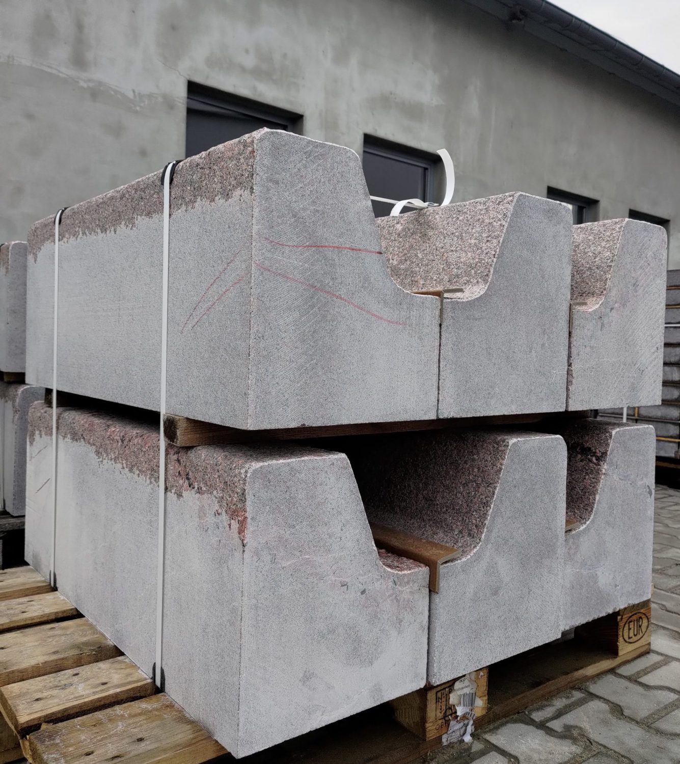 Czerwone krawężniki granitowe płomieniowane Bohus Red