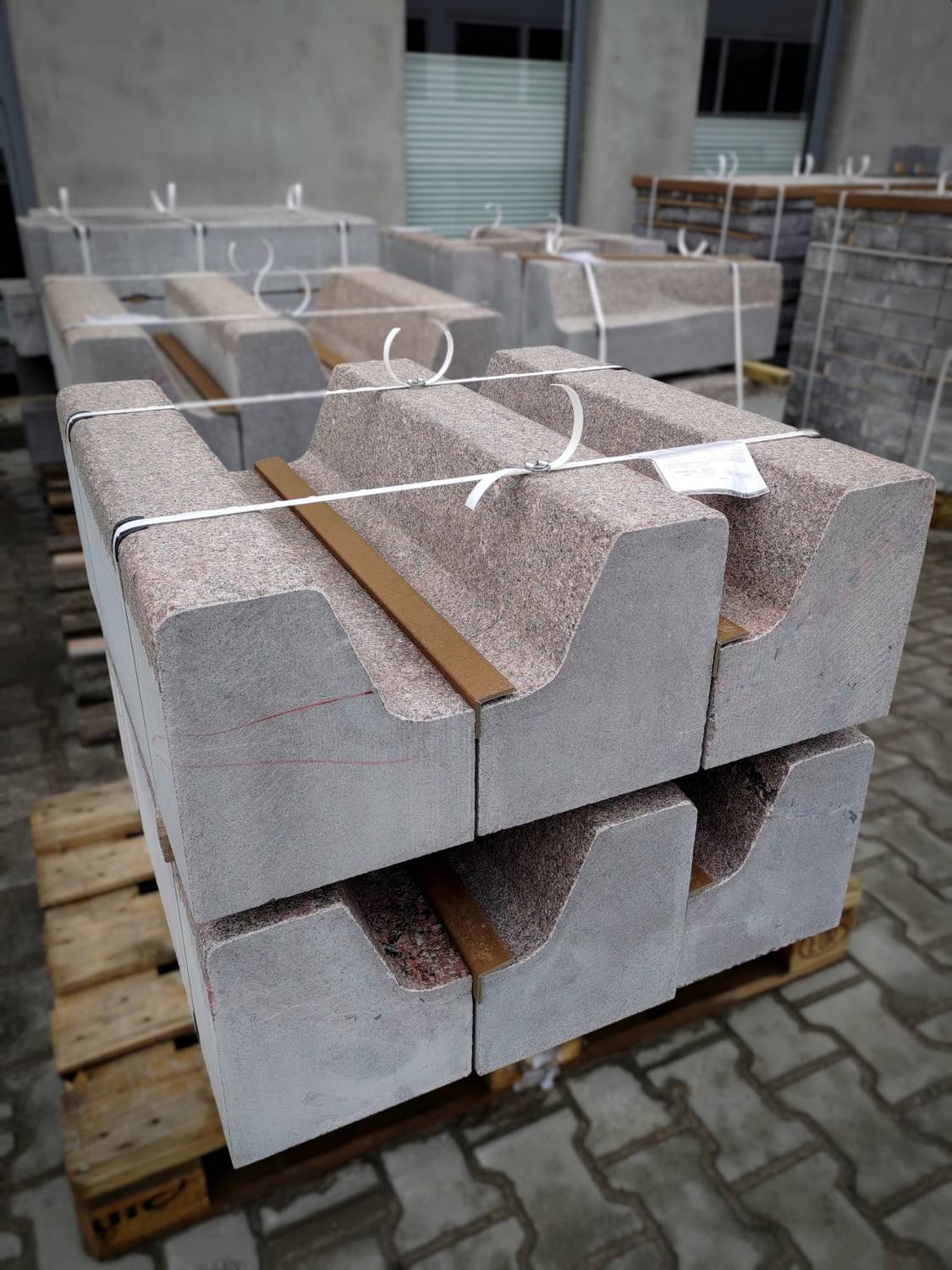Czerwone krawężniki granitowe płomieniowane Bohus Red