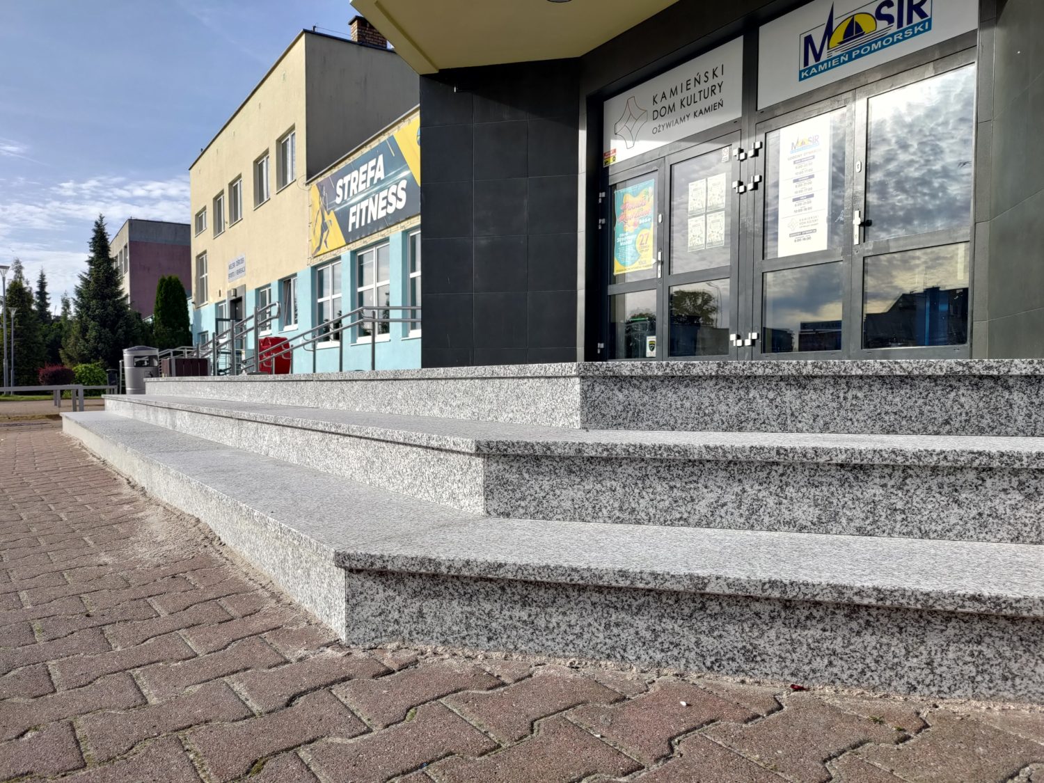 Schody zewnętrzne granitowe szare Blanco Pearl