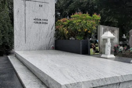 Nagrobek granitowy biały Viscount White szczotkowany