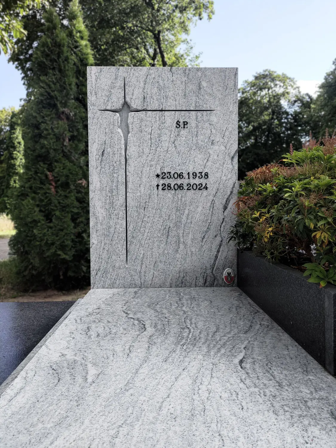 Nagrobek granitowy biały Viscount White - kadr od przodu