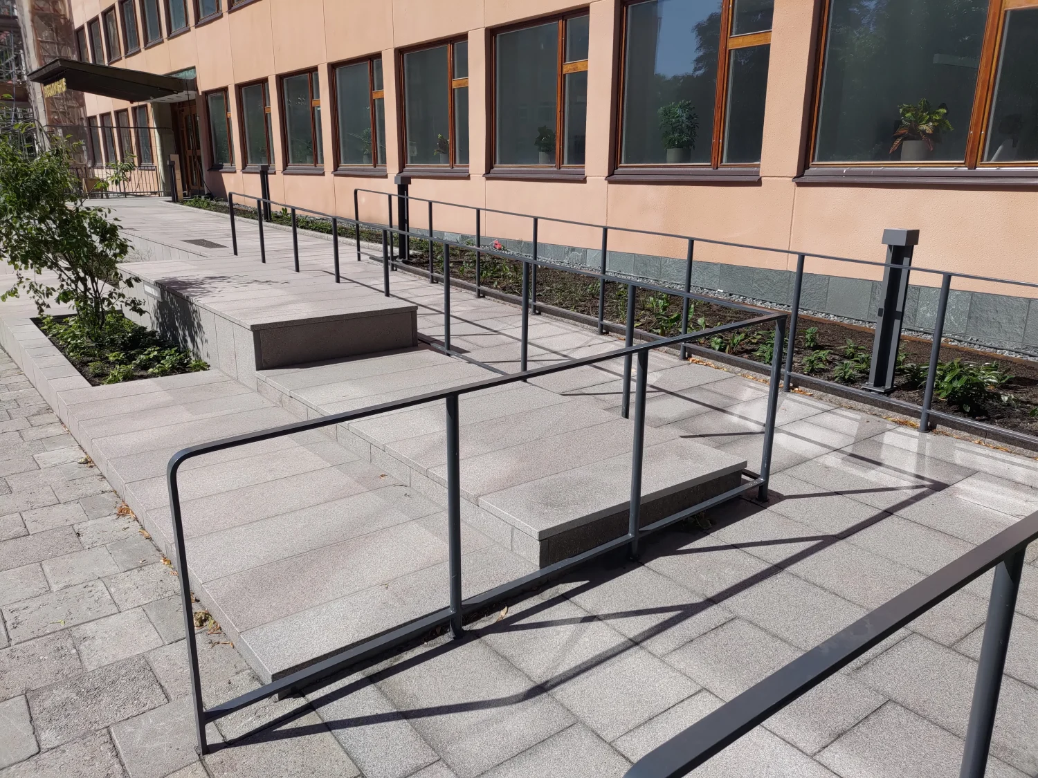 Płytki granitowe płomieniowane z podjazdem