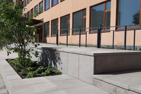 Płytki granitowe płomieniowane przed budynkiem