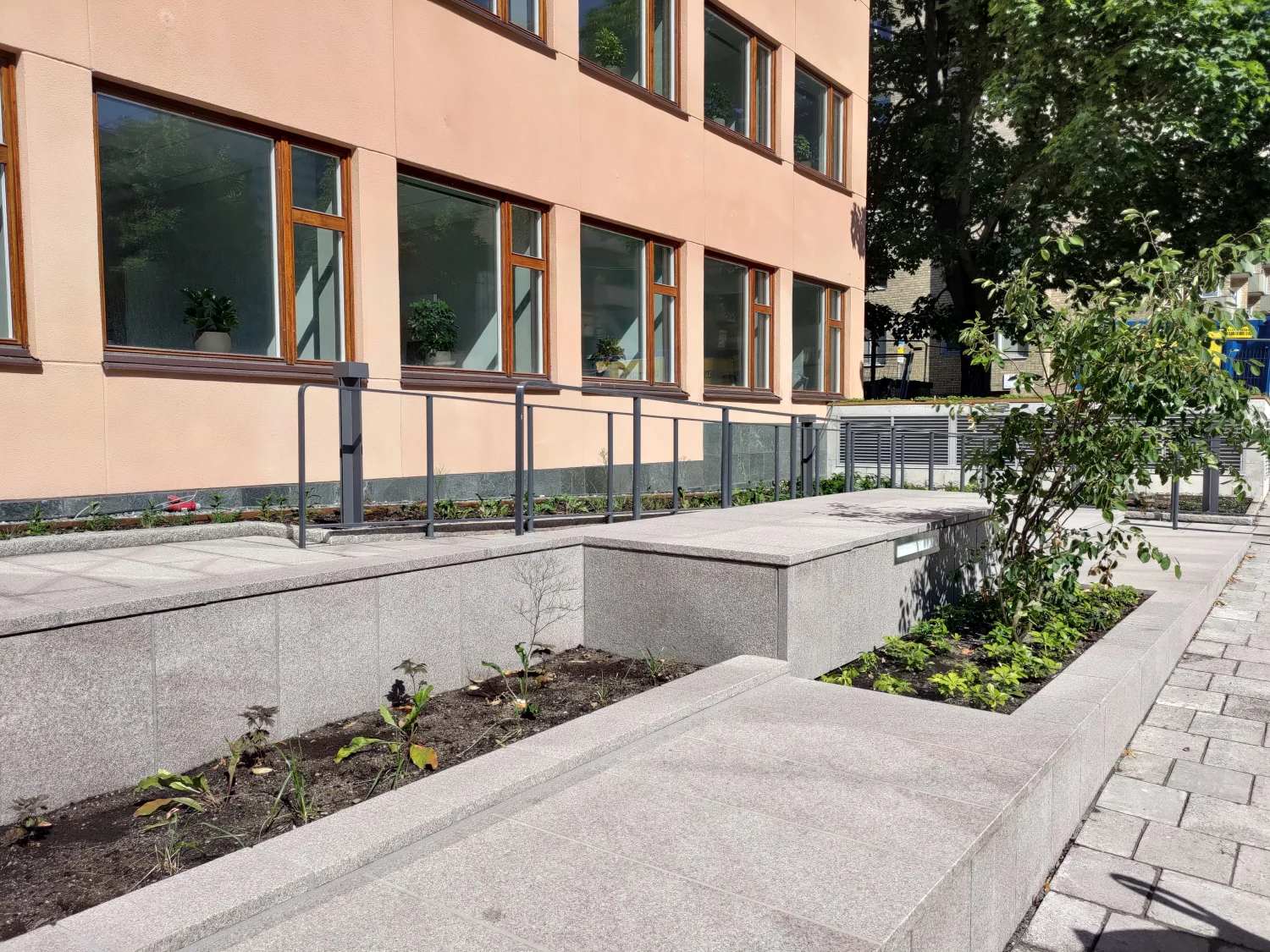 Płytki granitowe płomieniowane przed budynkiem