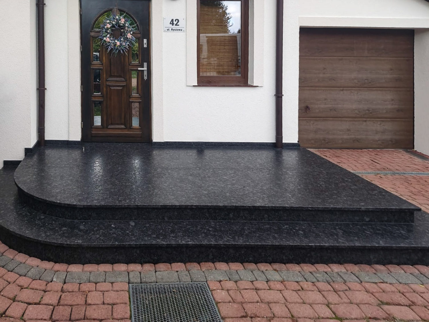 Antracytowe schody granitowe zewnętrzne Steel Grey