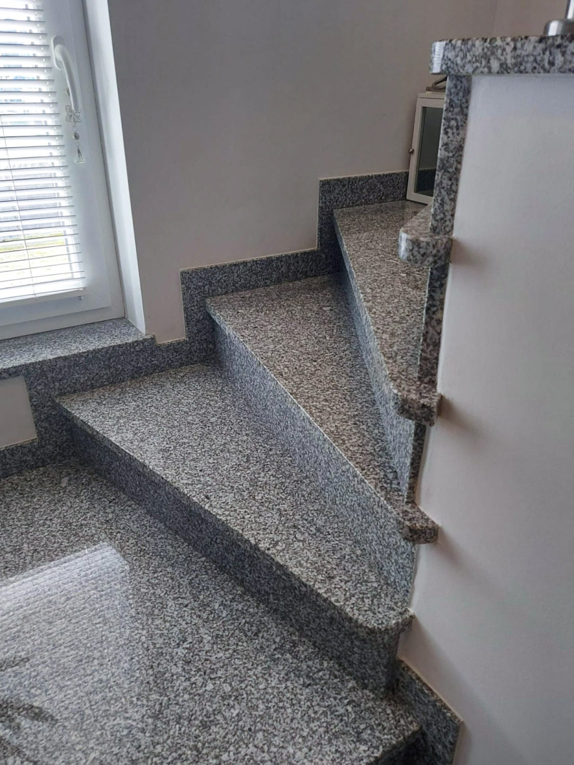 Szare schody granitowe zabiegowe Blacno Pearl