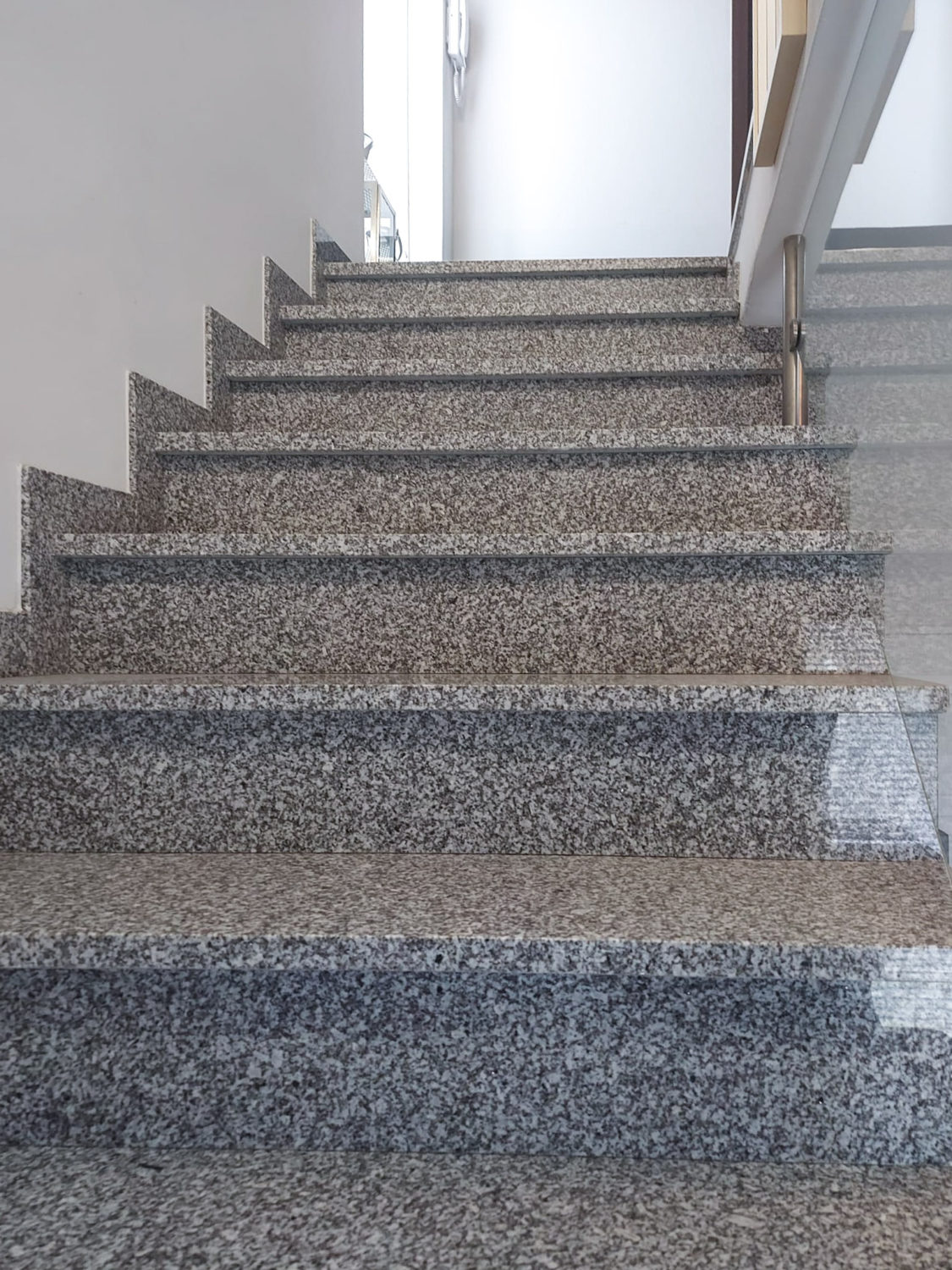 Szare schody granitowe wewnętrzne Blacno Pearl