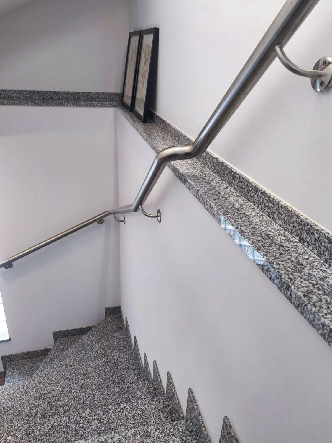 Szare schody granitowe wewnętrzne z barierką Blacno Pearl
