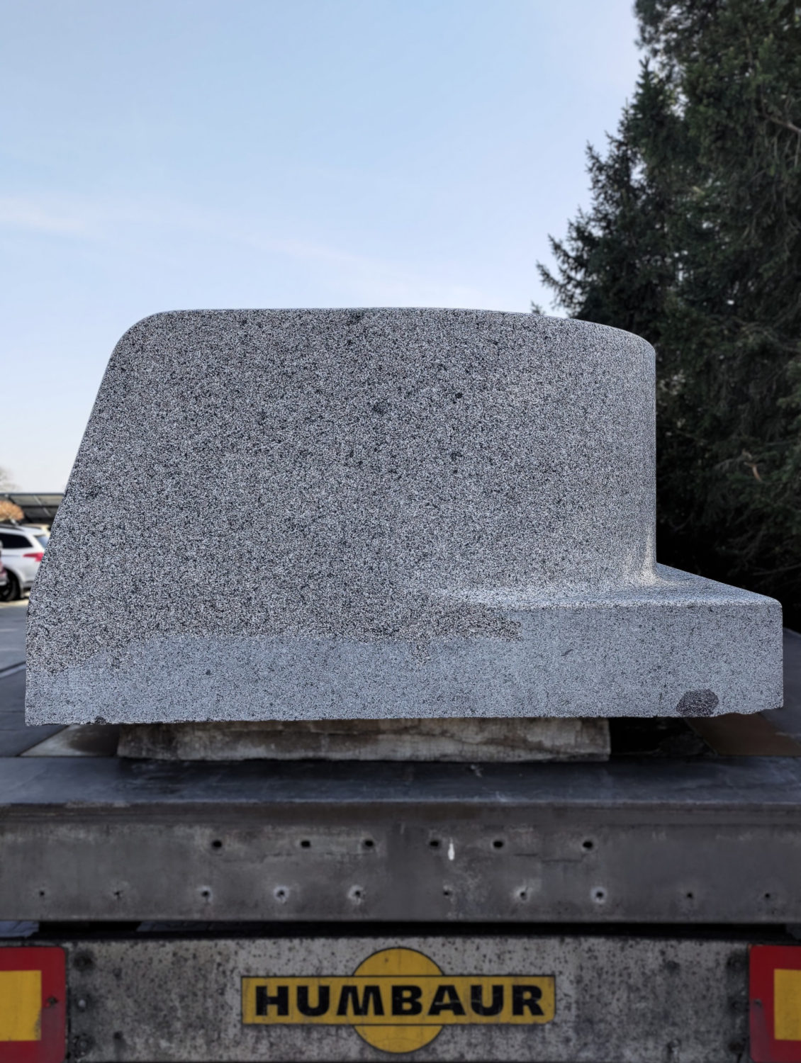 Granitowy element dekoracyjny Bohus Grey w wykończeniu groszkowanym