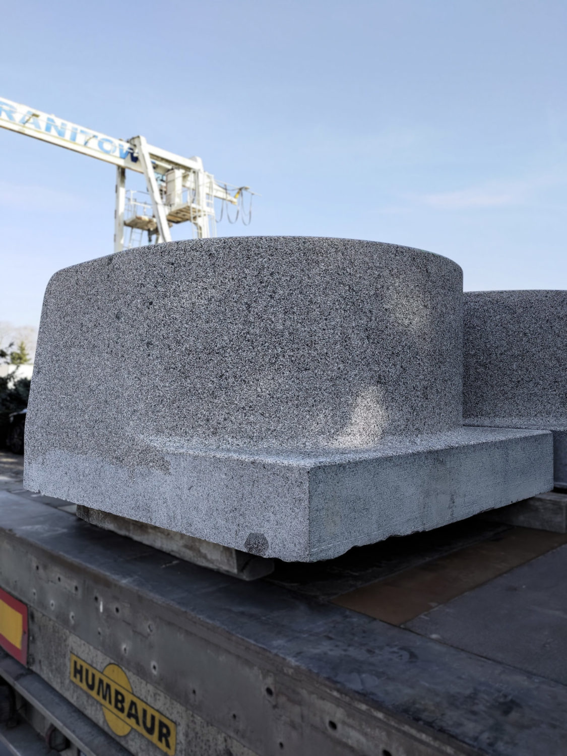 Granitowy element dekoracyjny Bohus Grey w wykończeniu groszkowanym