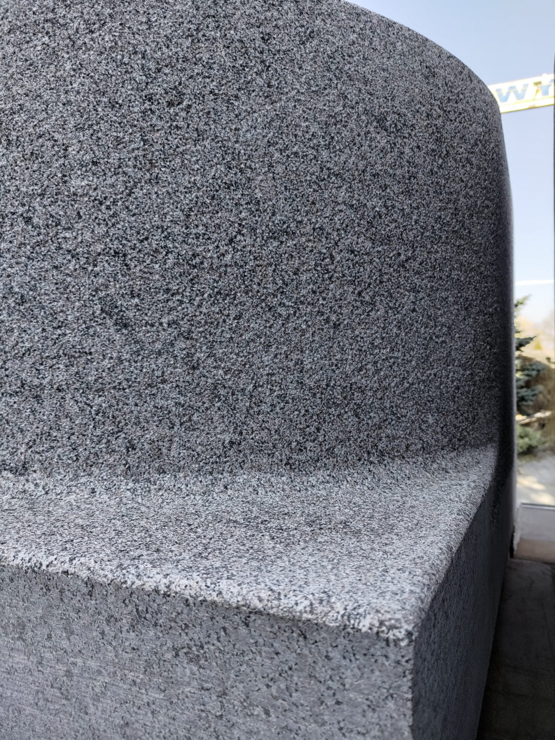 Granitowy element dekoracyjny Bohus Grey w wykończeniu groszkowanym