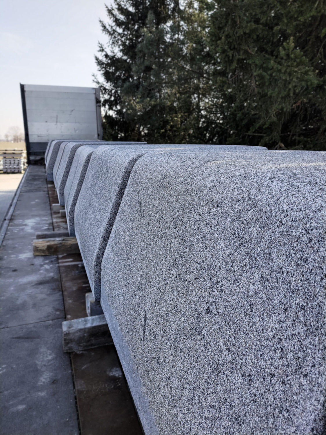 Granitowy element dekoracyjny Bohus Grey w wykończeniu groszkowanym
