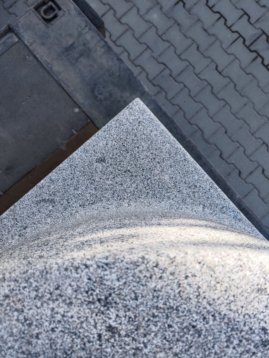 Granitowy element dekoracyjny Bohus Grey w wykończeniu groszkowanym