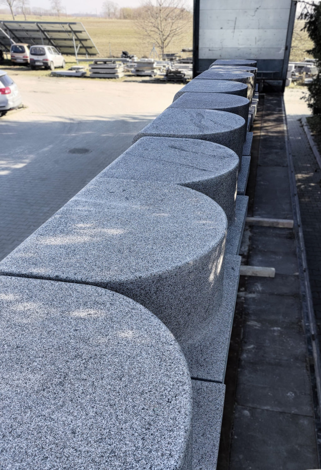 Granitowy element dekoracyjny Bohus Grey w wykończeniu groszkowanym