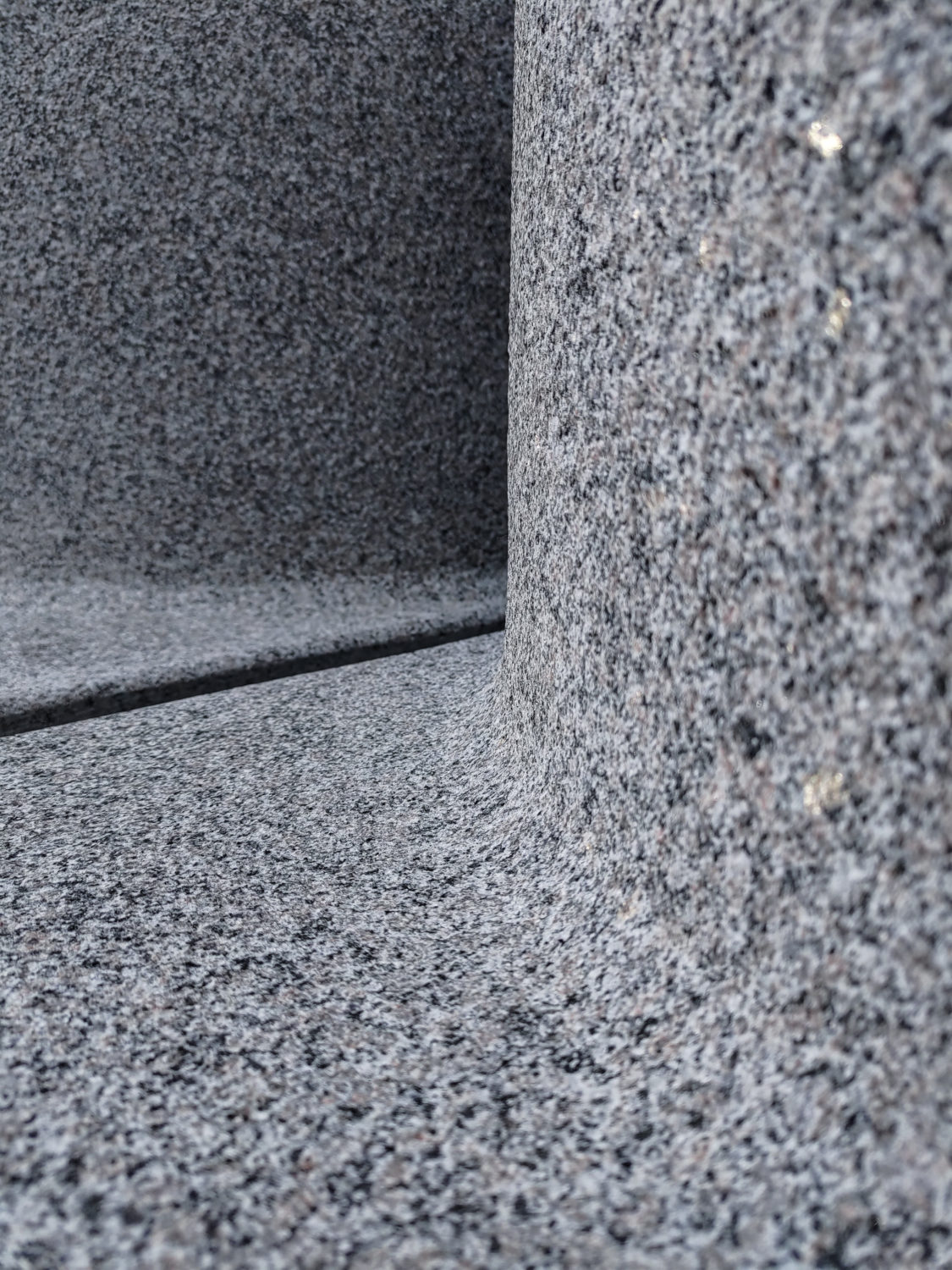 Granitowy element dekoracyjny Bohus Grey w wykończeniu groszkowanym
