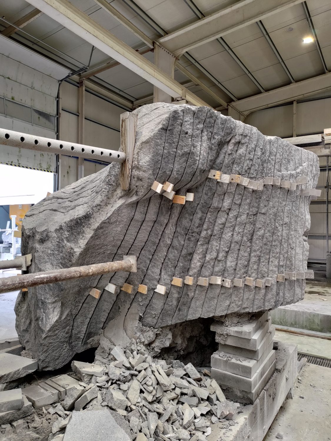 Pocięty na płyty nieforemny, czarny blok granitowy