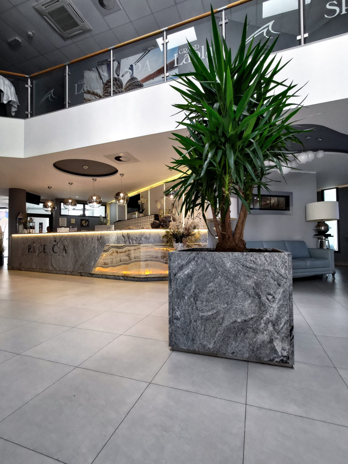 Recepcja hotelowa z blatami oraz donicami granitowymi Viscount White