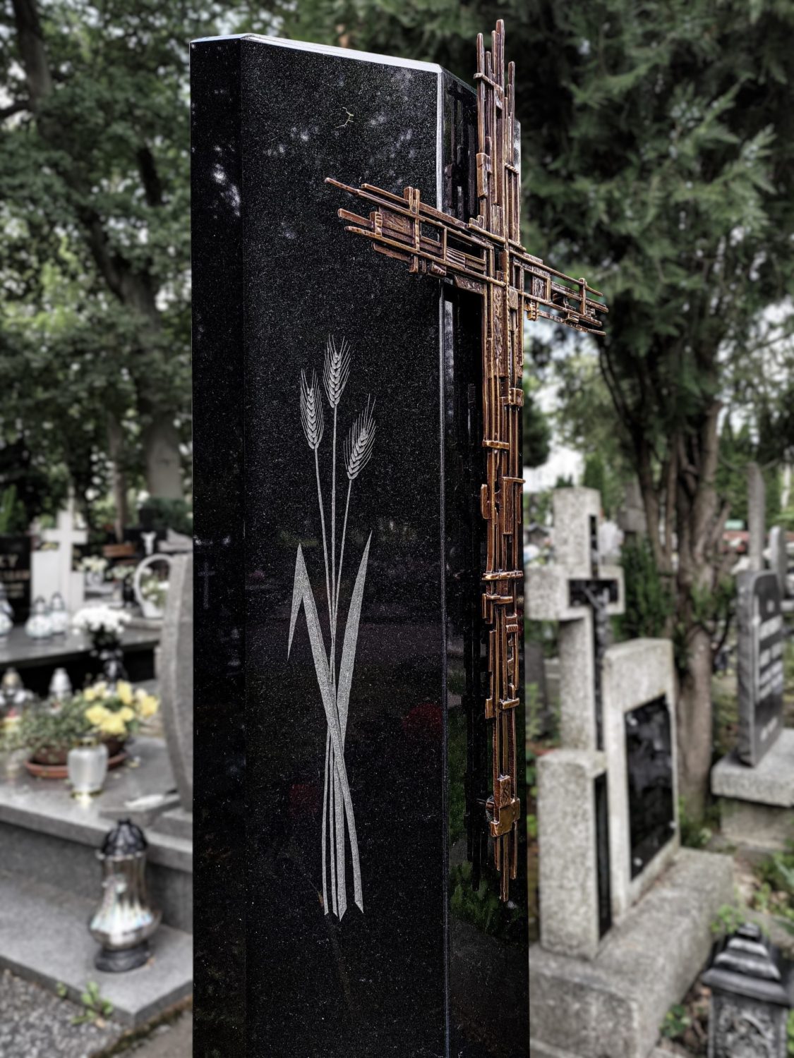 Wygrawerowany kłos na czarnym słupku granitowym
